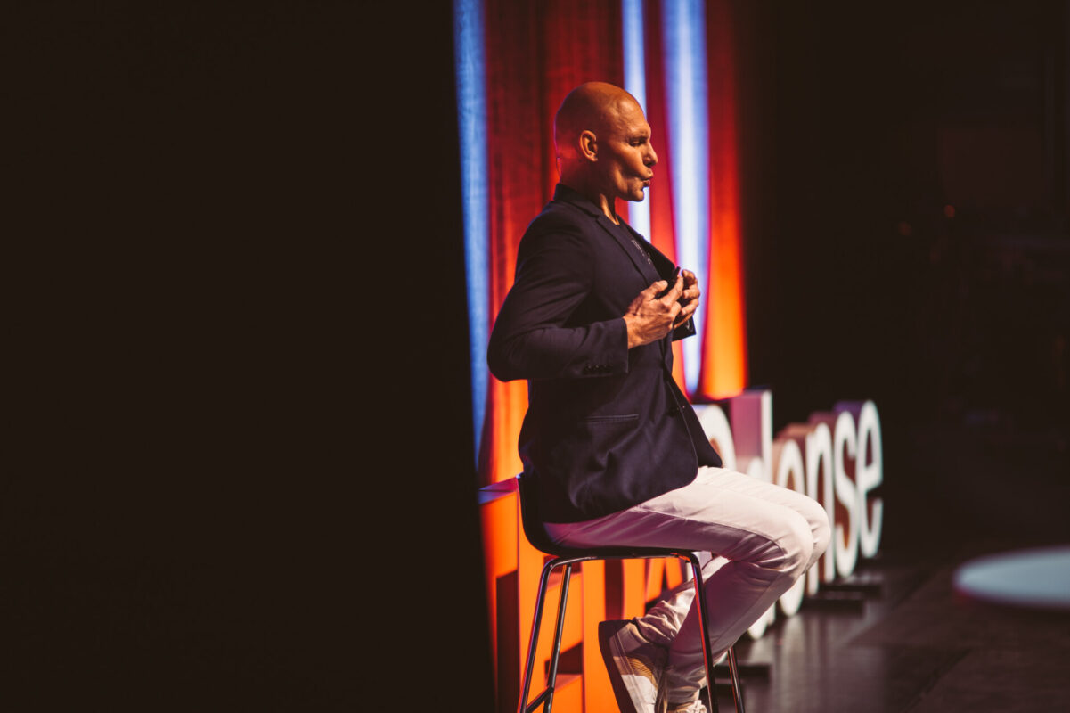 stig severinsen demonstrating ''lung packing''